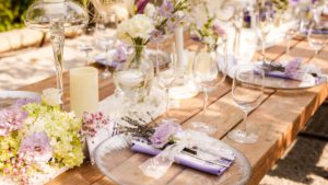 Farbkonzept Hochzeit Flieder Tischdeko