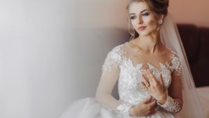 Brautkleid lange Ärmel bestickt