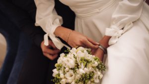Brautkleid lange Ärmel elegant Seide Schleife